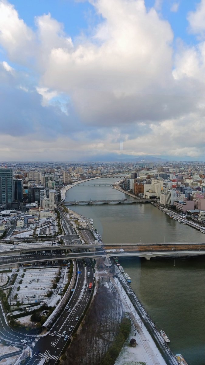 おはようございます。昨日は暴風雪。今朝は一転して、雪に包まれた新潟
