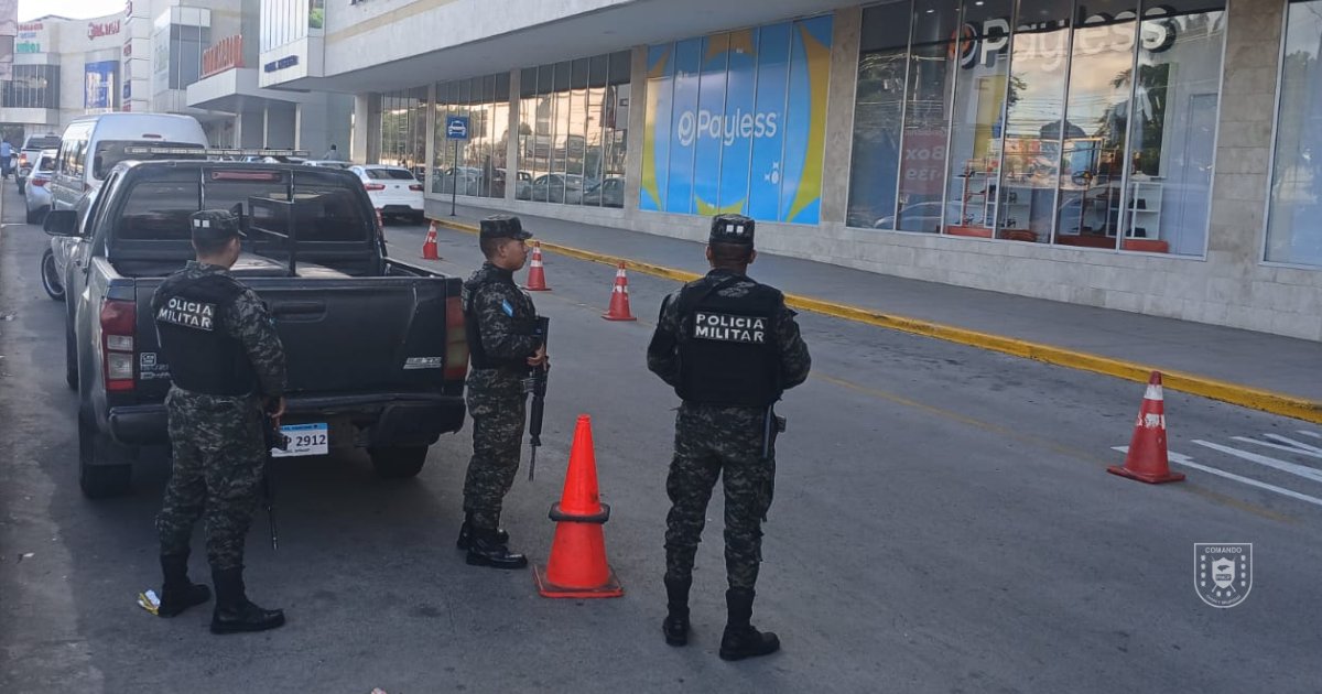 PMOPHN's tweet photo. #SoluciónContraElCrimen | Las @FFAAHN a través de la Policía Militar del Orden Público (#7BPMOP), desarrollan operaciones policiales militares consistentes en patrullajes móviles en el Centro Comercial City Mall, con el propósito de prevenir el delito y garantizar la seguridad ciudadana.