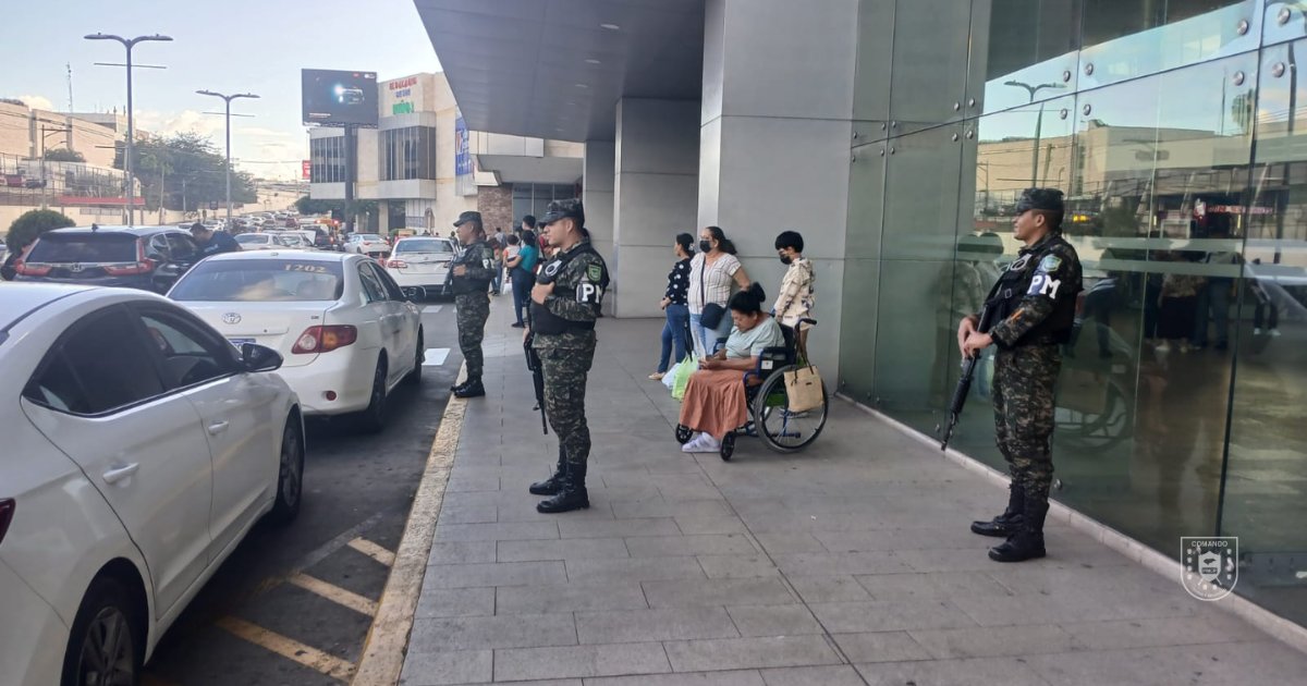 PMOPHN's tweet photo. #SoluciónContraElCrimen | Las @FFAAHN a través de la Policía Militar del Orden Público (#7BPMOP), desarrollan operaciones policiales militares consistentes en patrullajes móviles en el Centro Comercial City Mall, con el propósito de prevenir el delito y garantizar la seguridad ciudadana.