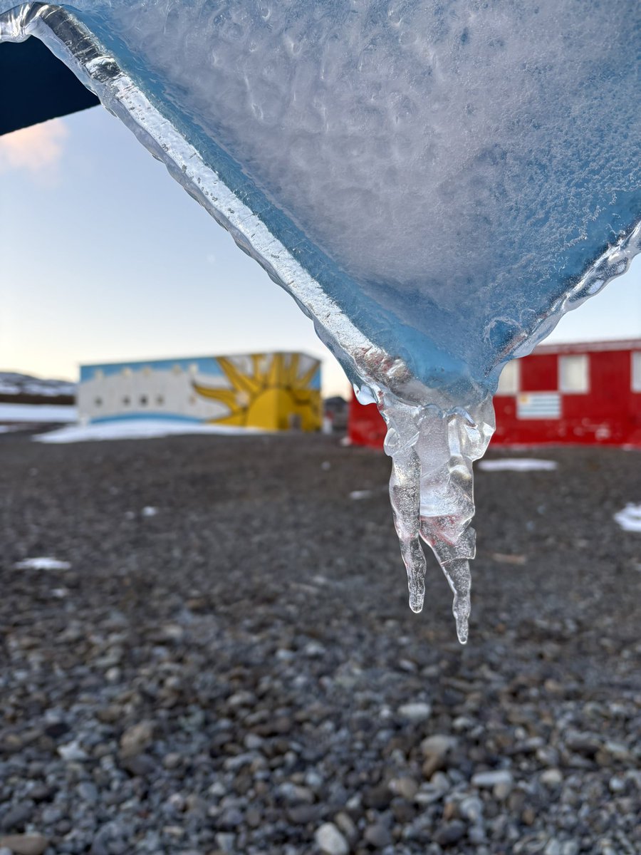 sofisall's tweet image. Se congeló la Base Artigas ❄️🧊