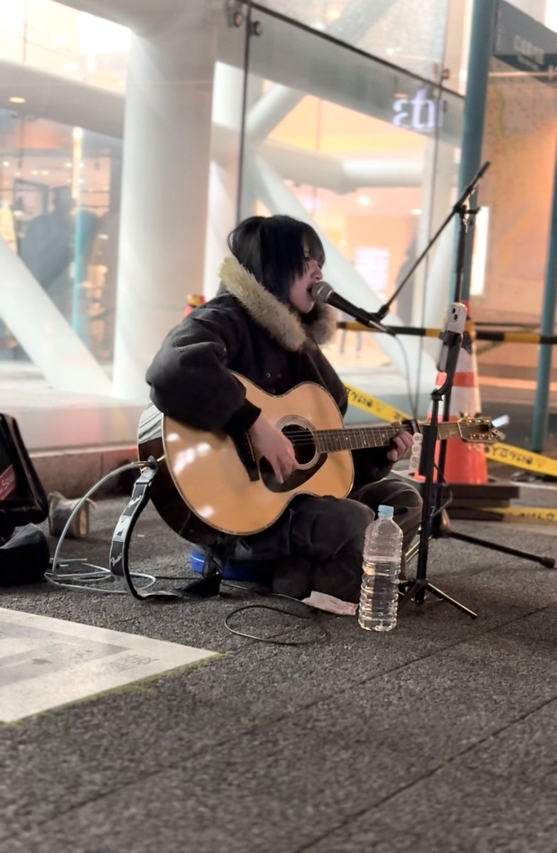 2025/12.26川﨑🩵
私の中では1日遅れのクリスマスライブ🎄
今年1番寒いかも？と思うくらいの極寒❄️
でも不思議と寒ければ寒いほどざらめちゃんは絶好調🤭
ギターを弾く手が悴んでるはずなのに力強い音と伸びやかな声が響き渡る素敵なライブでした🙌🏻
MCからの圧巻の六等星が刺さりまくりました❤️‍🔥