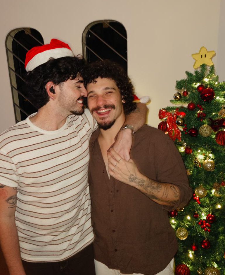 joao de 16 anos, é muito importante que você não escute a depressão e desista da ideia de su1c1d1o

você vai ser muito amado e será muito feliz sendo uma bichinha. vai existir um natal onde você não vai precisar inventar desculpas ou mentiras

Joao, voce VAI viver um grande amor