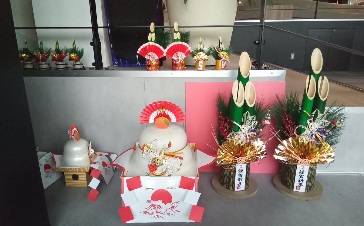 hus_ds's tweet photo. 《お知らせ》
北海道自動車学校は2025年12月28日～2026年1月3日まで年末年始のお休みをいただきます。
職員それぞれお家でまったりしたり、帰省したり、お腹いっぱいお餅を食べて、充電満タンで来年も運営していく所存です！
2025年大変お世話になりました！来年もよろしくお願いいたします😌
 A3 https://t.co/C58qf9lA6L