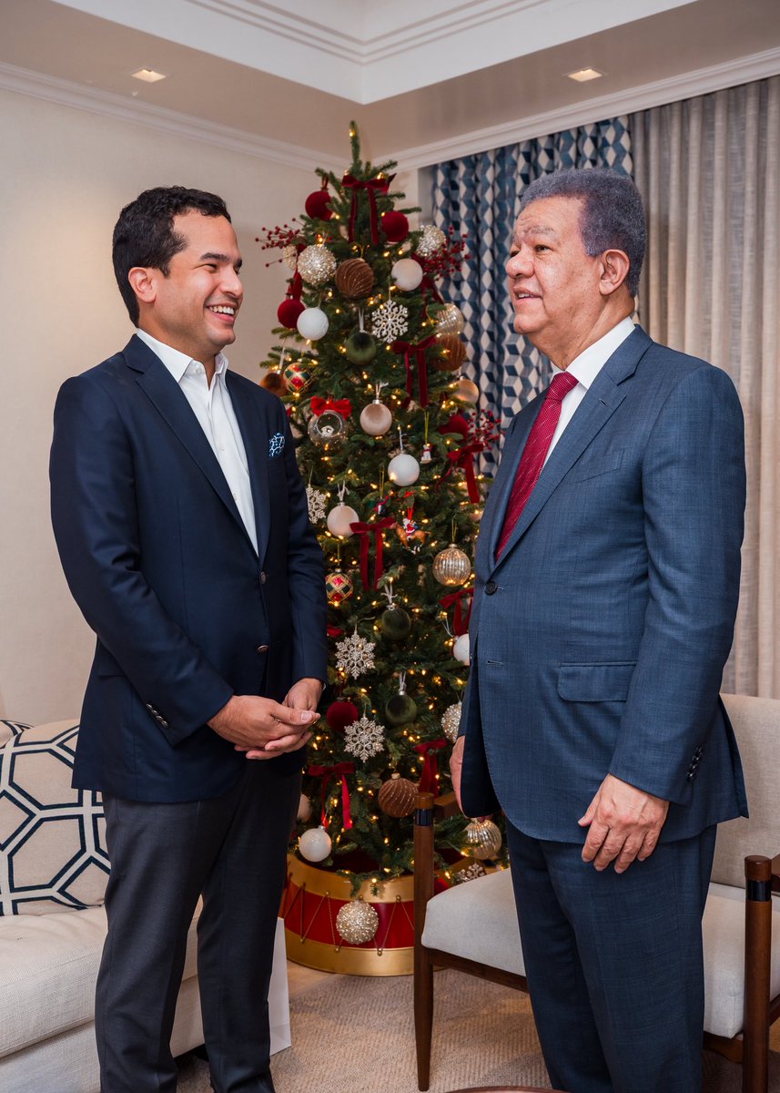 OmarLFernandez's tweet photo. Feliz de ver a mi padre llegar a sus 72 primaveras. Y lo mejor: está como el primer guandul !! 💪🏼 

Feliz cumpleaños @LeonelFernandez !! Dios te bendiga, y te dé mucha vida y salud para seguir tirando pa’ lante, juntos. ❤️ https://t.co/UKwyBt6UWH