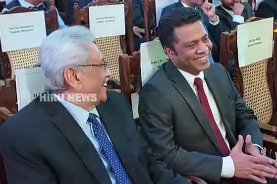 මාලිමා වහල්ලුන්ට හෑලි ලියන්න කාලෙන් කාලෙට දෙන ආතල්: 🤣

👉 හාල් මාෆියාව 
👉🏻බස් වල තොරොම්බල් 
👉🏻 බටලන්ද 
👉🏻හිරු දෙරණ