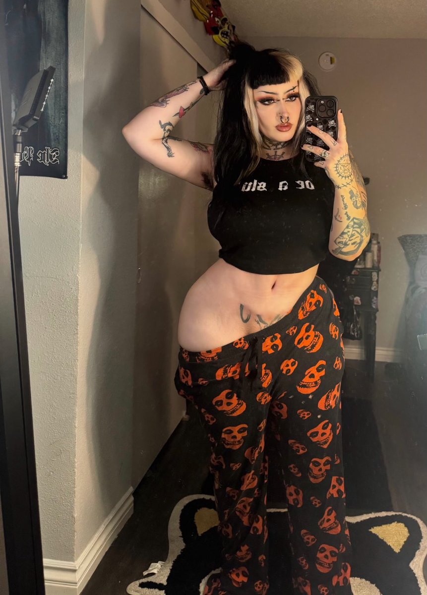 bellaalunaxo's tweet image. tonights the night for these pjs