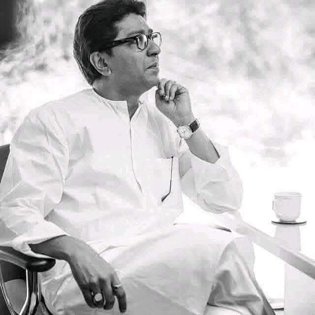 mnsreport9's tweet photo. नाशिक २०१२ – २०१७: 'प्रशासक' राज ठाकरे यांचा सुवर्णकाळ! 🚩

​नाशिकच्या राजकारणात सध्या अनेक चर्चा सुरू आहेत, पण नाशिकच्या तिजोरीचे नेमकं काय झालं? २०१२ ते २०१७ आणि त्यानंतरचा काळ... यावर नजर टाकणे ही प्रत्येक जागरूक नागरिकाची गरज आहे.

​जेव्हा मनसेची सत्ता आली, तेव्हा नाशिक महानगरपालिका ६५० – ७०० कोटींच्या कर्जाखाली दबलेली होती. राज ठाकरे यांनी पाच वर्षे केवळ एका नेत्याच्या भूमिकेत न राहता, एक 'कडक प्रशासक' म्हणून पावले उचलली:

​✅ कर्जमुक्तीचा ध्यास: सत्तेत येताच प्रथम जुने कर्ज फेडण्यावर आणि पालिकेची आर्थिक पत सुधारण्यावर भर दिला.
✅ भ्रष्टाचाराला लगाम: लोकप्रतिनिधी आणि कंत्राटदारांच्या युतीतून होणारी जनतेच्या पैशाची लूट थांबवली.
✅ नागरिक केंद्रबिंदू: "कंत्राटदारांना काय हवे" यापेक्षा "नागरिकांना काय देऊ शकतो", हा विचार करूनच विकासकामे केली.
✅ पारदर्शक कारभार: प्रशासनात तंत्रज्ञानाचा वापर केला; कचरा उचलणाऱ्या गाड्यांनाही 'GPS' प्रणालीद्वारे नियंत्रित केले.
✅ विनाकर्ज कुंभमेळा: सर्वात मोठे यश म्हणजे, कोणताही अतिरिक्त कर्जाचा बोजा न वाढवता ऐतिहासिक कुंभमेळा यशस्वीपणे पार पाडला.
✅ नियोजित विकास: शहराचे सौंदर्य वाढवण्यासाठी सुंदर वाहतूक बेटे उभारली. ५१० किलोमीटरचे दर्जेदार रस्ते, उद्याने, पाणीपुरवठा आणि घनकचरा व्यवस्थापन ही कामे याच पाच वर्षांत झाली.

​पण त्यानंतर काय झाले?
​नाशिकला 'दत्तक' घेणारे आले आणि त्यांनी शहराला बकाल करून टाकले. सत्ता बदलली, शहर दत्तक घेण्याच्या घोषणा झाल्या, पण प्रत्यक्षात काय घडले?
​मनसेच्या काळात उभ्या राहिलेल्या जागतिक दर्जाच्या सुविधांची आज दुरवस्था झाली आहे.​जागोजागी खड्डे आणि पावसाळ्यात रस्त्यांवर साठणारे पाणी ही नाशिकची नवी ओळख बनली आहे.

​आता प्रश्न पडतो...
आगामी कुंभमेळ्यासाठी सुमारे ८००-९०० कोटींचे कर्ज घेण्याची चर्चा सुरू आहे. जो कुंभमेळा पूर्वी चोख नियोजनातून पार पडला, तो आता कर्ज काढून का करावा लागतोय? हा प्रश्न प्रत्येक नाशिककराने विचारायला हवा.

​⚠️ सावधान! 
तुम्हीही कर्जाच्या ओझ्याखाली आहात...
​केवळ नाशिकच नाही, तर देशाची आर्थिक स्थितीही विचार करण्यासारखी आहे:

​२०१४ मध्ये: देशावर दरडोई कर्ज (प्रत्येक नागरिकामागे) सुमारे २२ हजार रुपये होते.
​२०२५ मध्ये: हेच कर्ज आता सुमारे १ लाख ४० हजार रुपयांच्या वर गेले आहे!

​मतदान करताना डोळे बंद करू नका! 🗳️
​विकास हा कर्जाच्या डोंगरावर नव्हे, तर 'सुशासनाच्या' पायावर उभा असावा लागतो. येत्या निवडणुकीत योग्य प्रशासक ठरवण्याची वेळ आली आहे. ज्यांच्याकडे शहराचे 'व्हिजन' आहे आणि ज्यांची प्रशासनावर पकड आहे, त्यांनाच साथ द्या.

​ही गोष्ट केवळ नाशिकपुरती मर्यादित नाही; राज ठाकरे यांची कल्पकता इतकी मोठी आहे की, ते संपूर्ण महाराष्ट्राला खऱ्या विकासाकडे नेण्याची ताकद ठेवतात.
