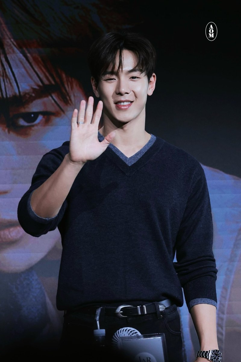 ALLOFME_SHOWNU's tweet photo. ▫️251227 대만팬싸 #셔누
아,, 오늘 헤메코 홀리하다 정말,,,,,,,♥️ https://t.co/Mmg0lMX5O5