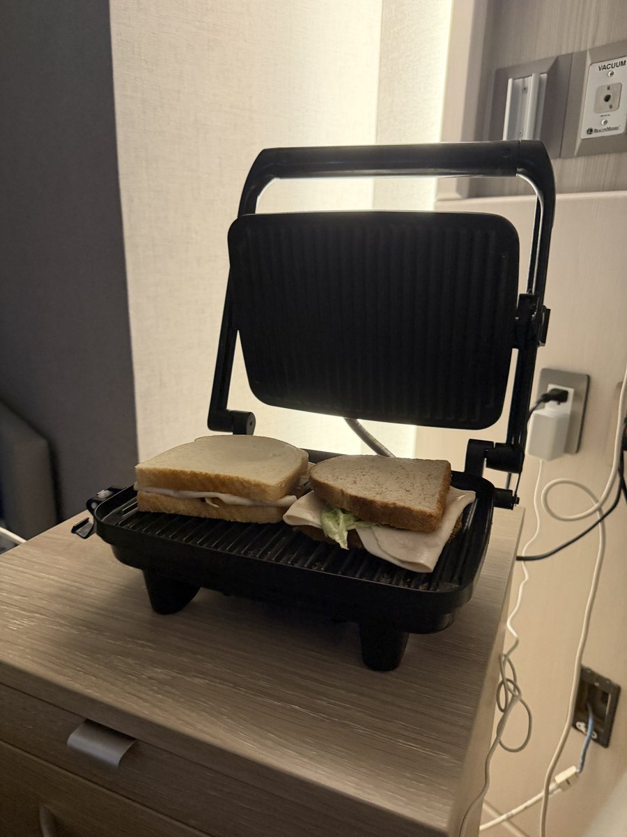 Yo ya me descare y me traje una sandwichera al hospital .