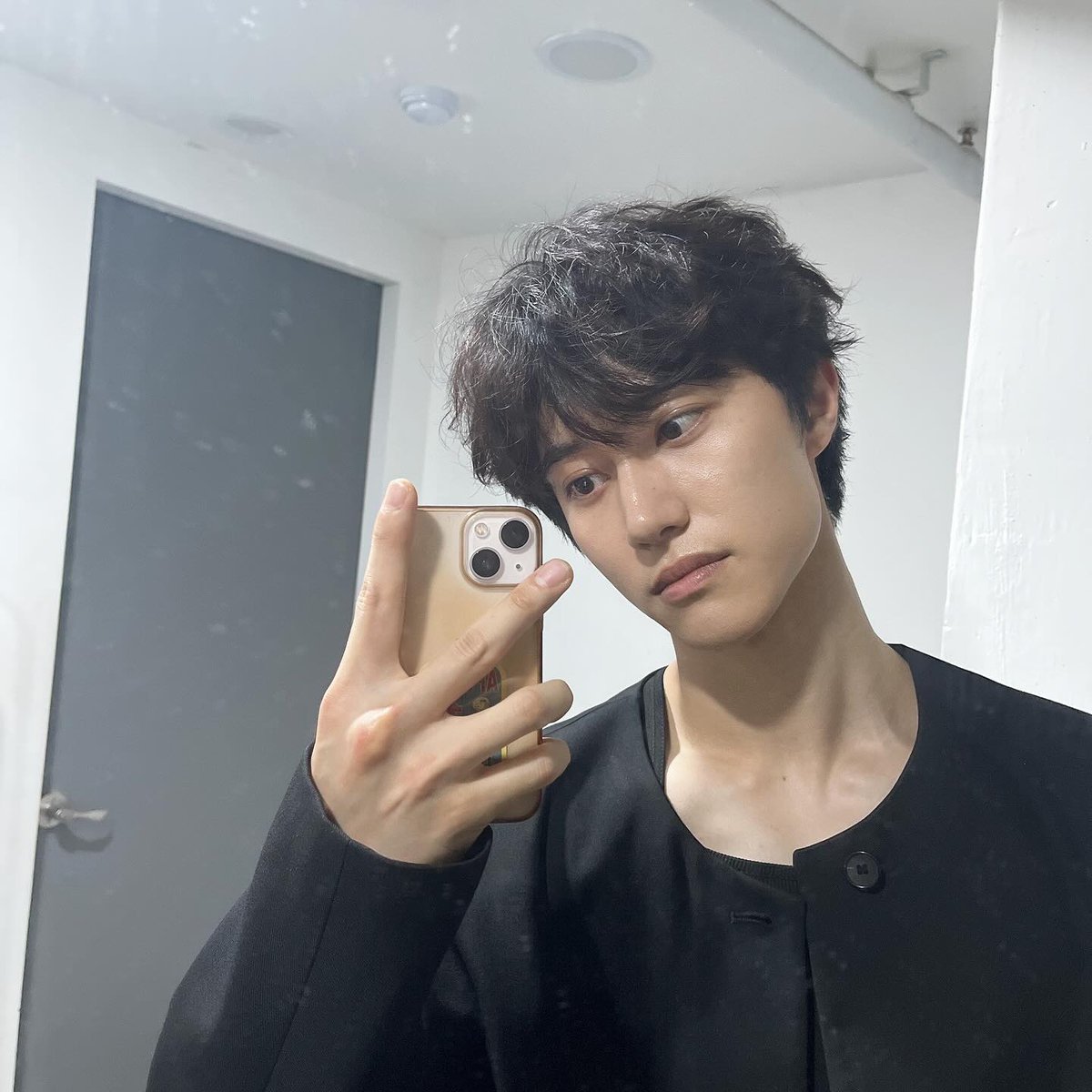 Dongyeomn's tweet image. Rock and Scissors.