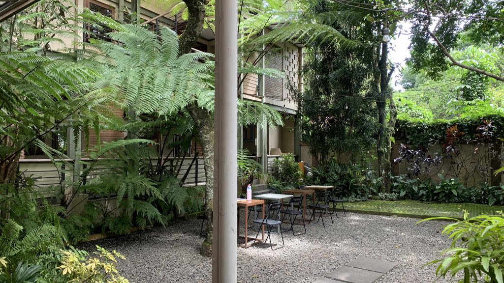 libraryofrel's tweet image. Nothing beats the feeling of walking into a great bookstore and a good spot to read &amp;lt;3

The place is Kineruku in Bandung. Always been my top list favorite place in the town♥️