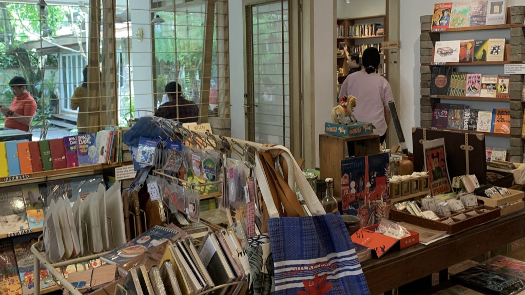 libraryofrel's tweet image. Nothing beats the feeling of walking into a great bookstore and a good spot to read &amp;lt;3

The place is Kineruku in Bandung. Always been my top list favorite place in the town♥️