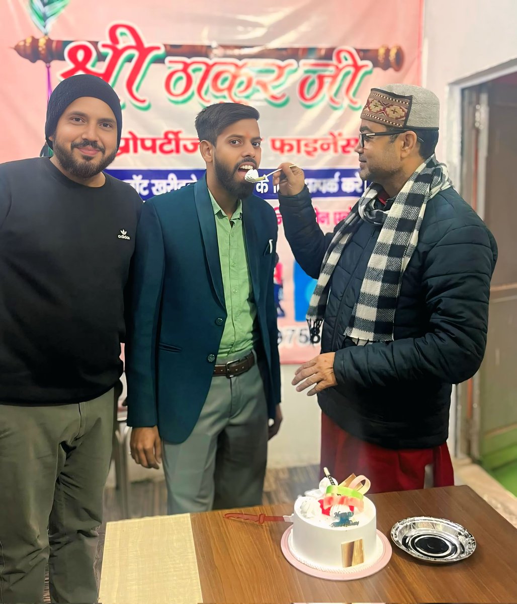 Reporterhariom5's tweet photo. कल मेरे जन्मदिन पर भाकियू भानू के राष्ट्रीय महासचिव बड़े भैया अरविंद सिंह चौहान ने मैनपुरी बुलाकर बड़े भैया आशु गौर के कार्यालय पर केक काटकर मुझे जन्मदिन की बधाई दी। आप सभी को तहे दिल से बहुत-बहुत धन्यवाद एवं आभार प्यार और आशीर्वाद यूं ही बना रहे। https://t.co/sR7yek8AJR