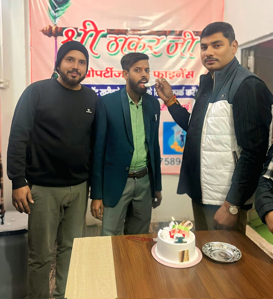 Reporterhariom5's tweet photo. कल मेरे जन्मदिन पर भाकियू भानू के राष्ट्रीय महासचिव बड़े भैया अरविंद सिंह चौहान ने मैनपुरी बुलाकर बड़े भैया आशु गौर के कार्यालय पर केक काटकर मुझे जन्मदिन की बधाई दी। आप सभी को तहे दिल से बहुत-बहुत धन्यवाद एवं आभार प्यार और आशीर्वाद यूं ही बना रहे। https://t.co/sR7yek8AJR