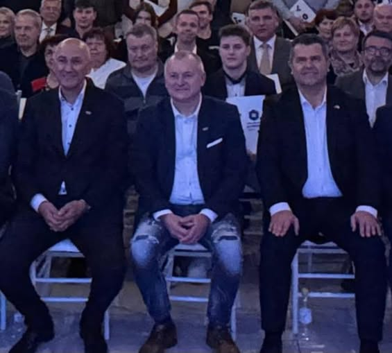 za tiste, ki jih je zmotilo sedenje Goloba na stopnicah!
strgane kaubojke so odraz "kulture", kajne?