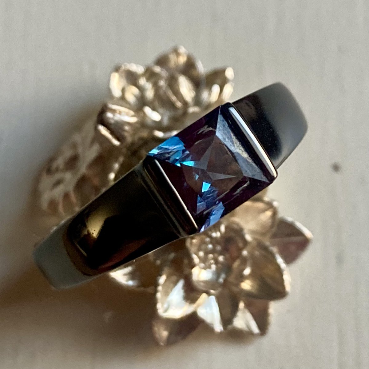 la.vex @lavex_jewelry さんのクラファンで、合成アレキサンドライトの