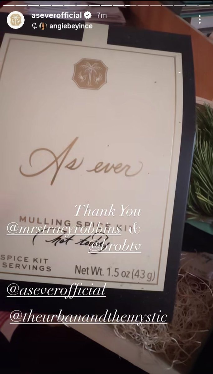 KayRoss96's tweet photo. #mrstracyrobbins - Meghan's bestie gifted friends and family #AsEver products for Christmas. She signed them "With Love, The Robbins" (inspired by Meghan) 

#AsEver #AsEverbyMeghan https://t.co/GlUIpzMvsa