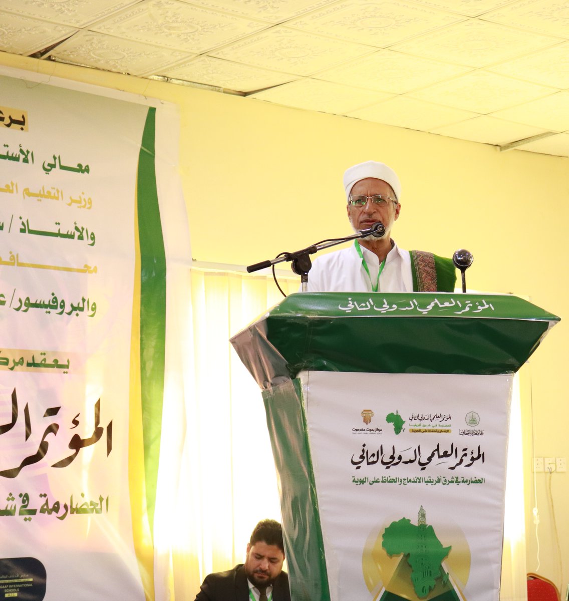 AhgaffOfficial's tweet photo. المؤتمر العلمي الدولي الثاني

(الحضارمة في شرق أفريقيا الاندماج والحفاظ على الهوية).

تدشين فعاليات المؤتمر

يحدث الان كلمة رئيس الجامعة (البروفيسور عبدالله محمد باهارون)

لمتابعة فعاليات المؤتمر انضموا الينا عبر الزوم على الرابط التالي:

https://t.co/OGsAqWDTFS... https://t.co/sZJ1sArMgg