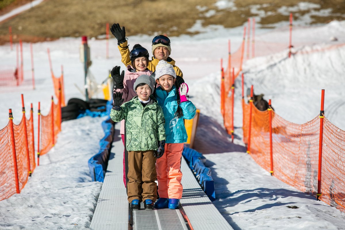 ポタスノーランド】 池の平ホテルから徒歩2分♪ スキーはハードルが高いけど、雪遊びは楽しみたい！という方におすすめのエリアです✨ 🛷ソリ遊び広場  そり専用ゲレンデ。スノーエスカレーターがあって移動楽々です。 ⛷キッズゲレンデ 本格的なゲレンデデビューの前に ...