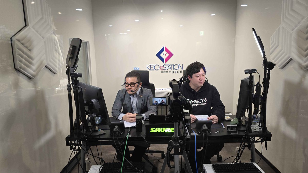 配信開始しました！
<a href="/ENTERFORCE_36/">ENTER FORCE.36</a> vs <a href="/CYCLOPS_OSAKA/">CAG OSAKA</a> 

本日は新宿にある <a href="/KEIO_eSTATION/">KEIO eSTATION Shinjuku【公式】</a> 様からお届けさせていただきます！

店内からはこんな感じでキャスターの実況解説している様子が見られます😎

📺 配信はこちら
🔴 YouTube
 youtube.com/live/-1MuzLJp5…
🟣 Twitch
 twitch.tv/rainbow6jp