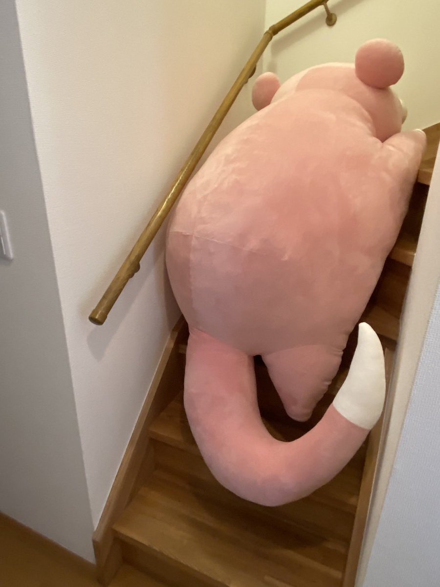 gakiiisou's tweet image. 等身大ヤドンぬいぐるみ届いた〜✨

で　か　す　ぎ　ん　だ　ろ