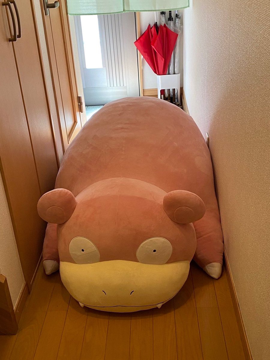 gakiiisou's tweet image. 等身大ヤドンぬいぐるみ届いた〜✨

で　か　す　ぎ　ん　だ　ろ