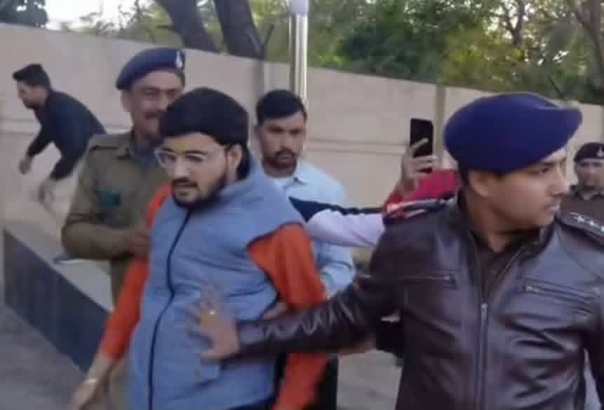 ग्वालियर में बाबा साहब डॉ. आंबेडकर का पुतला दहन करने निकले अनिल मिश्रा के समर्थक आशुतोष दुबे पर कानूनी कार्रवाई कर मुकदमा दर्ज किया गया।
समय-समय पर कानूनी और सामाजिक जवाबदेही जरूरी है, वरना ऐसे तत्व लोकतंत्र की सीमाएं भूलने लगते हैं।यह देश मनुस्मृति से नहीं, संविधान से चलेगा।
