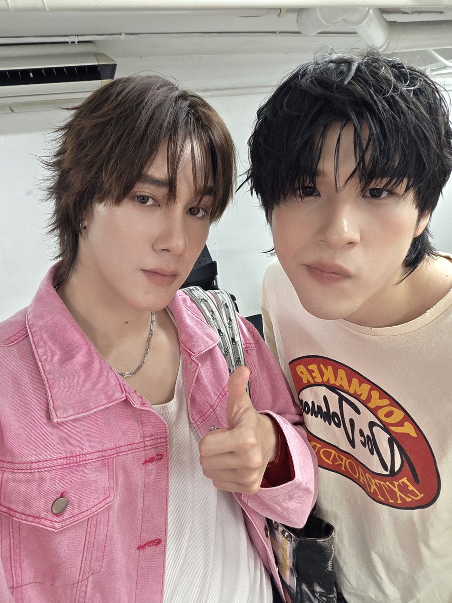 Hirunkit_'s tweet image. วันนี้ขอบคุณทุกคนที่มาหา สกาย นานิ ขอบคุณทีมหน้าจอสี่เหลี่ยมทุกคนด้วยนะครับตื่นเช้ากันเลยเก่งมากวันนี้มาส่งท้ายปีแล้วดีใจมากนะครับได้มาเจอทุกคนวันนี้ขอให้มีแต่ความสุขรอยยิ้มแบบนี้ทุกคนน้าครับ กลับบ้านพักผ่อนดีๆนะครับ เจอกันใหม่นะครับทุกคนเก่งครับ🤍🥹🫰🫶🙏🏻🎁🌲

SKYNANI MOSHI…