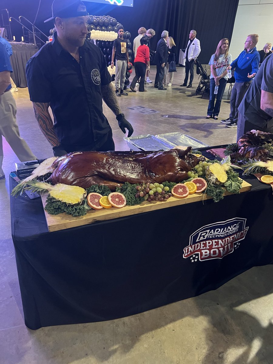 CoachPRandolph's tweet photo. Independence Bowl 👀 … Big Dawgs going to eat 🐊 🐗 https://t.co/QzqNXOPNFN
