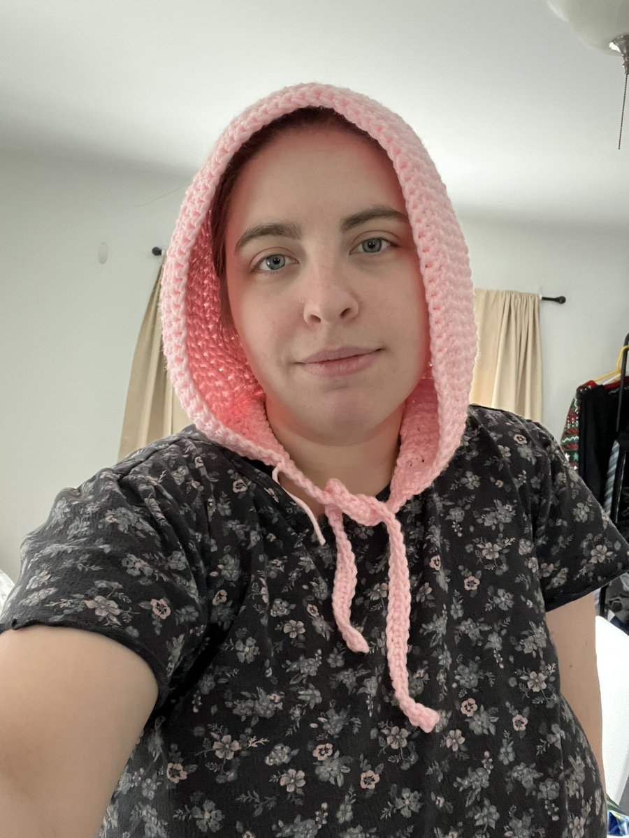 Any ideas of what to add to this bonnet? 
Animal ears? (What kind?) horns? Bows? Other?? 
Give ideas pls