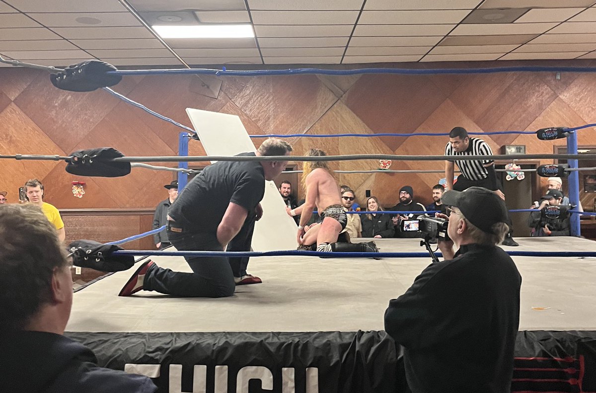singularKimm's tweet photo. Came to @the_LVAC show for the Christmas vibes and got @JANELABABY 🎉 love that guy https://t.co/QZQtijqajr