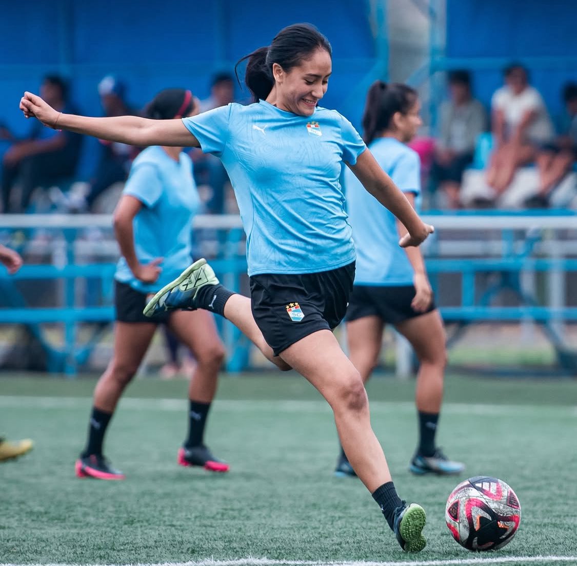 reixxcs's tweet image. #OFICIAL🚨 
A través de sus redes sociales, el Club Sporting Cristal anunció la renovación por todo el 2026 de la futbolista Ivanna Gutiérrez.

➡️ Esta temporada jugó en el Grand Canyon Women’s Soccer 🇺🇸.

➡️ Se desempeña como defensa.

➡️ Fue promovida en el 2024.