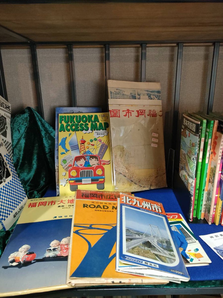 おはようございます☀ふるほん住吉本日もオープンしました♪

寒いけど良いお天気！

年末のお休み期間はゆっくり読書なんていかがでしょう？

18時半まで営業しております⭐️