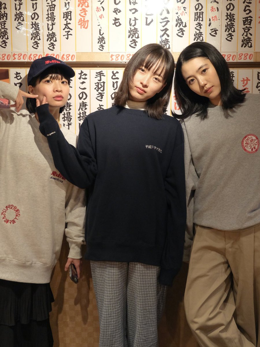 【最高なお知らせ🎊】
女子3人組の居酒屋ショートドラマとして人気の「あの卓が気になる」× OneDropコラボアイテムの販売が決定しました🍻

予約販売期間中（〜1/8）は10%OFFでお求めいただけます。

#あの卓が気になる カルチャー全開のスウェット、キャップを身につけて、飲みに行きましょう。