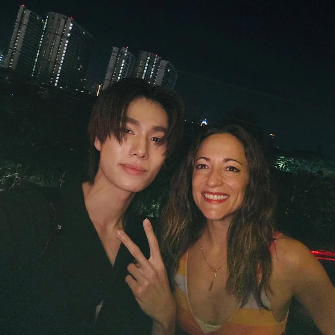 PondphuwinUsa's tweet photo. IG Update : ravassa

#phuwintang 

Finally met our one and only #LifeWeaver @phuwintang from #Overwatch! What a talented, kind, sweet gentleman!
Of course I #booped him:) https://t.co/ZLR0EOHLYu