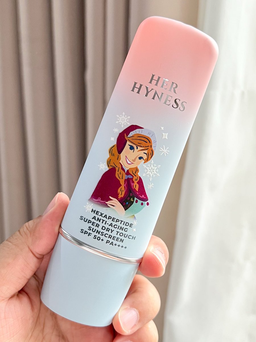 callmejingz's tweet image. ยังไม่จบกับแพ็คเกจนี้ มันน่ารักจริงง ค่อยๆ เก็บทีละอันน ☀️Her Hyness x Frozen ❄️ล่าสุดได้ Hexapeptide - Anna สูตรสปอร์ต เหมาะกับสายกิจกรรม ออกแดดกลางแจ้งสุดๆ กันน้ำ กันเหงื่อนาน 80 นาที ผิวแพ้เป็นสิวง่ายใช้ได้ไม่อุดตันผิว เนื้อแมตต์ แห้งไว ลุยได้ทุกกิจกรรม…