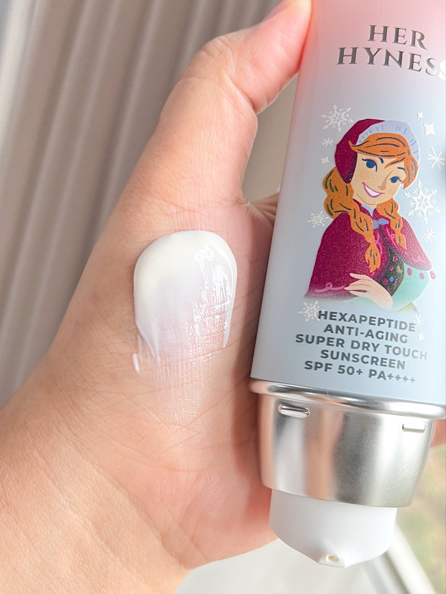 callmejingz's tweet image. ยังไม่จบกับแพ็คเกจนี้ มันน่ารักจริงง ค่อยๆ เก็บทีละอันน ☀️Her Hyness x Frozen ❄️ล่าสุดได้ Hexapeptide - Anna สูตรสปอร์ต เหมาะกับสายกิจกรรม ออกแดดกลางแจ้งสุดๆ กันน้ำ กันเหงื่อนาน 80 นาที ผิวแพ้เป็นสิวง่ายใช้ได้ไม่อุดตันผิว เนื้อแมตต์ แห้งไว ลุยได้ทุกกิจกรรม…