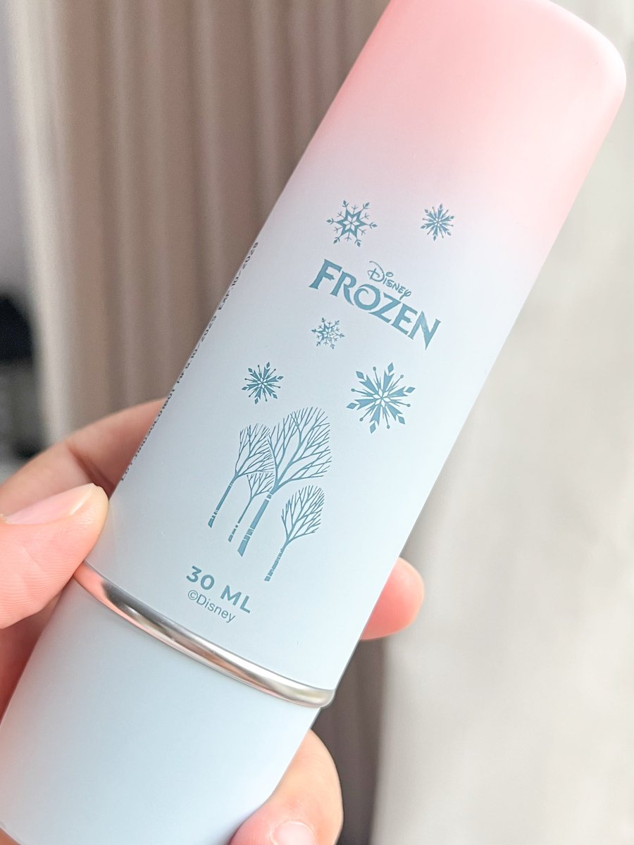 callmejingz's tweet image. ยังไม่จบกับแพ็คเกจนี้ มันน่ารักจริงง ค่อยๆ เก็บทีละอันน ☀️Her Hyness x Frozen ❄️ล่าสุดได้ Hexapeptide - Anna สูตรสปอร์ต เหมาะกับสายกิจกรรม ออกแดดกลางแจ้งสุดๆ กันน้ำ กันเหงื่อนาน 80 นาที ผิวแพ้เป็นสิวง่ายใช้ได้ไม่อุดตันผิว เนื้อแมตต์ แห้งไว ลุยได้ทุกกิจกรรม…