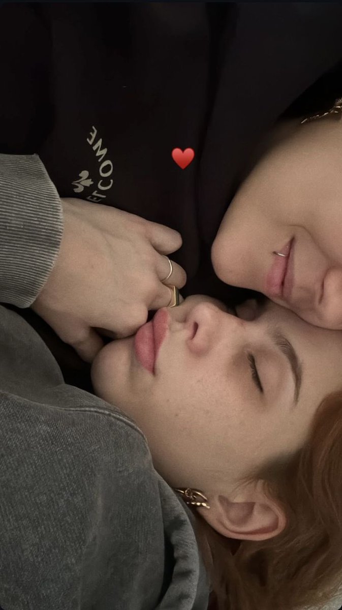 🩷🤍💜 (@saficas) on Twitter photo 