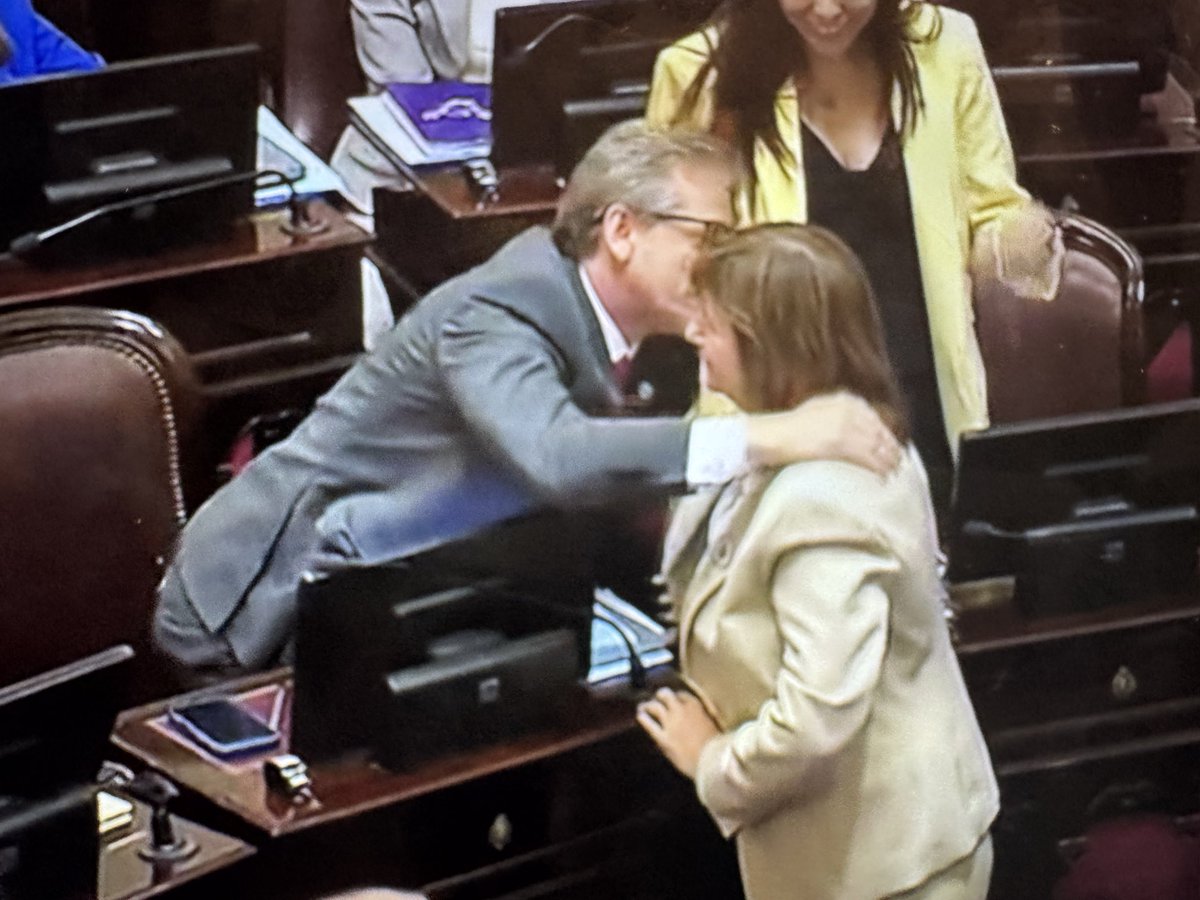 icevainillaice's tweet image. El presidente del bloque radical Vischi saluda a Patricia Bullrich por la aprobación del presupuesto que eliminó la cláusula que determinaba que el 6% debía ser destinado a la educación.
Un ex Franja Morada bajando las banderas de la UCR.