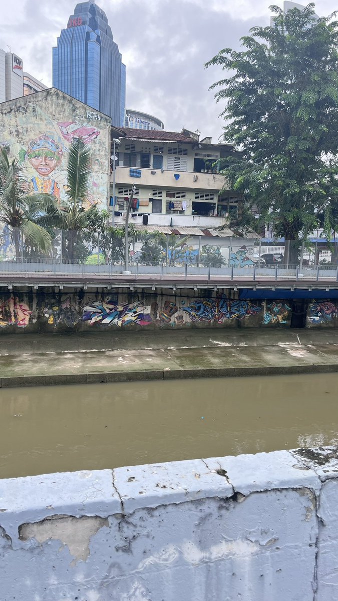 nabilfikran10's tweet photo. Sungai Klang              Sungai Klang
last night.                     today.

Imagine how deep the water is. https://t.co/uOUTyWQM6X