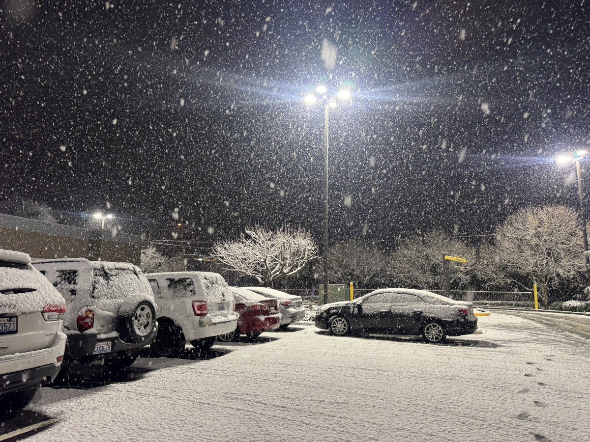 BenJurkovichWX's tweet image. Currently in Sultan, WA! Convergence zone snow! Live at this link youtube.com/live/kjRmlGB1z… #wawx #weather #snow