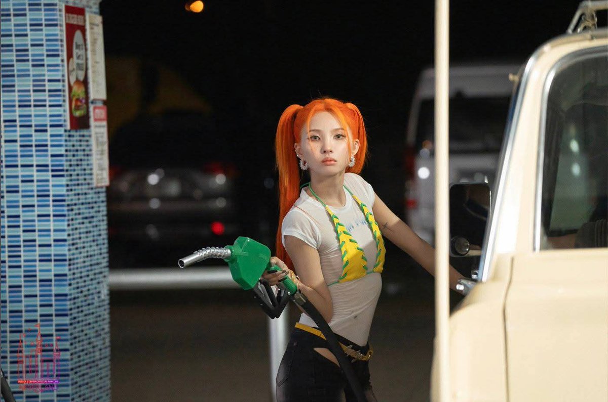 idlepopbase's tweet image. i-dle's SOYEON on the story and character behind "Klaxon":

"Klaxon is a kind of metaphor, it means expressing your feelings openly and loudly, like honking a horn. It's a song where you shout, 'I'll shout so loud the cars drive away, I love you, baby.' I think the narrator of…