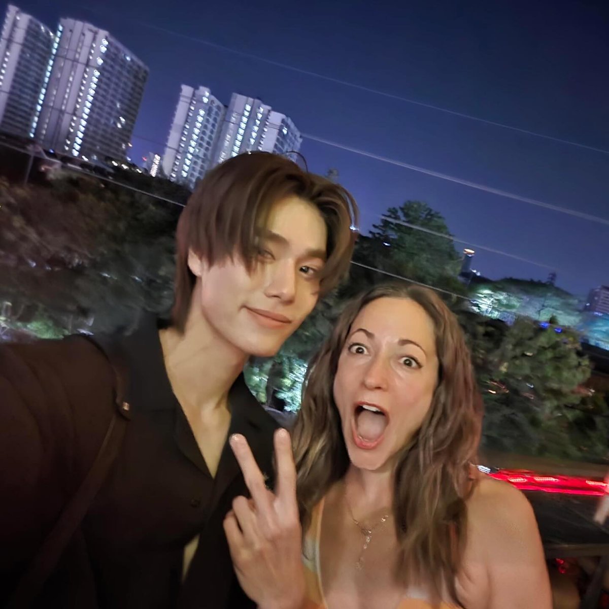 PPWJDGF2023's tweet photo. IG: @carolinaravassa 

Finally met our one and only #LifeWeaver @phuwintang from #Overwatch! What a talented, kind, sweet gentleman! 
Of course I #booped him:)

#phuwintang #Overwatch2 

//🫶🏻 the cat is very boopable https://t.co/xwR0wehKQH