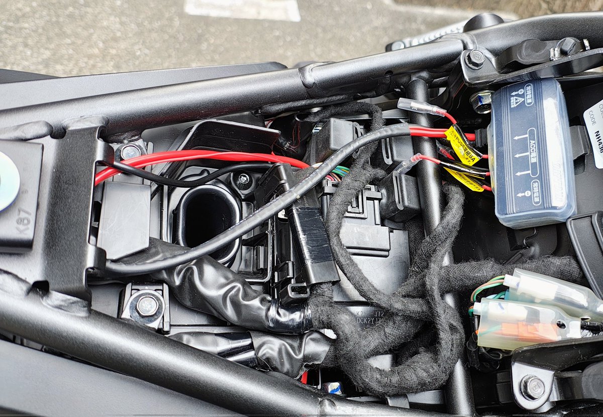 RE_NAOmiya's tweet image. とりあえずリレー類を移動させてDユニット装着完了。キツかった！！
防水は電アシ自転車のユニットカバーで対策。
#レブル250
#DUNIT