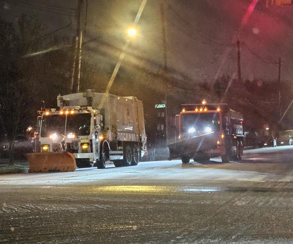 NYCSanitation's tweet image. Friday Evening Snow Ops Update:

As predicted, it's snowing. 

Our salt spreaders are out. Our plows are out. See where they have already been at nyc.gov/PlowNYC. Remember, treated streets won't show blacktop, *especially* when it's still snowing!

We will continue using…