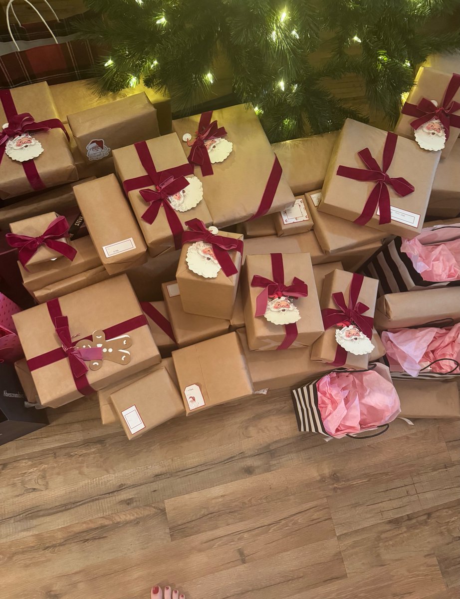 aryanfemcel's tweet image. Merry day after Christmas :*