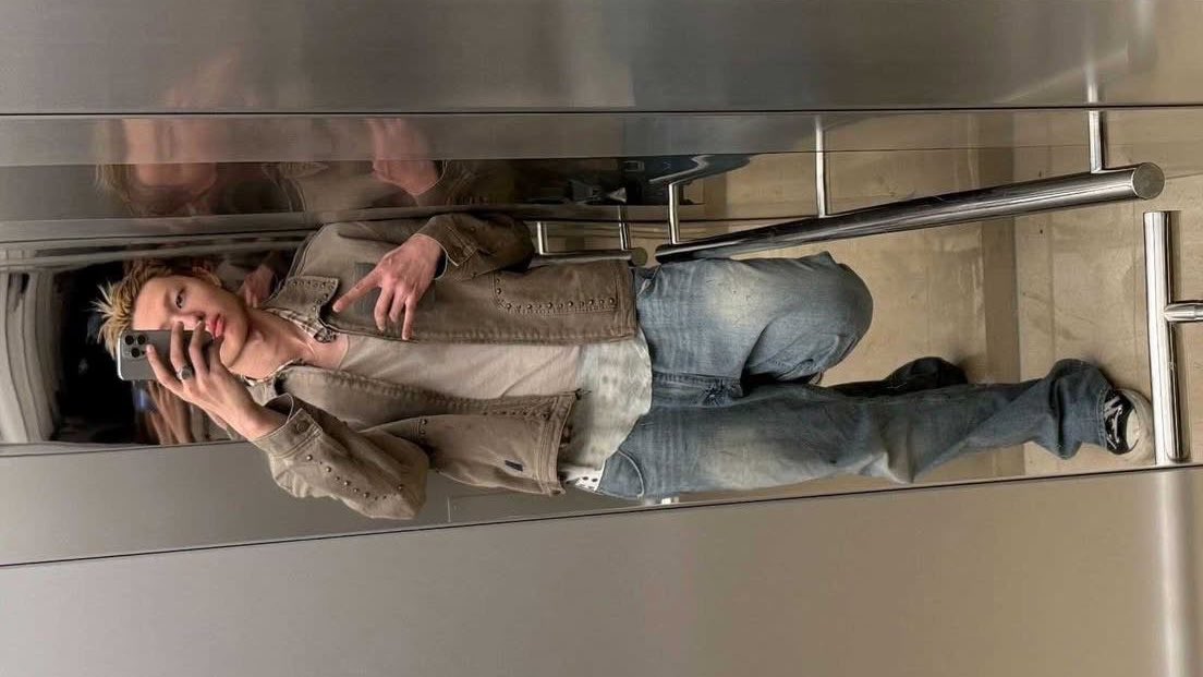 นี่ชอบเซ็ทถ่ายรูปหน้ากระจกของมาร์ตินมาก ฮีรู้มุมรู้ท่าพอถ่ายออกมาแล้วโคตรเท่อะ สมฐานะวัยรุ่นที่เท่ที่สุดแห่งปี