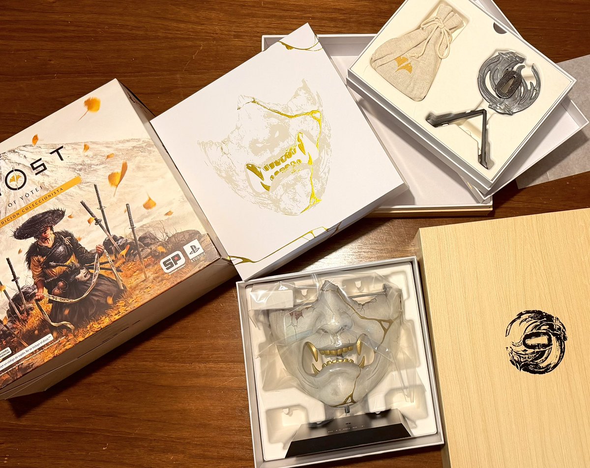 Probablemente la edición coleccionista de Ghost of Yotei sea una de las mejores que han existido. Desde la máscara, sino las tarjetas de arte, la faja, la tsuba y el juego de las monedas. 

Y todo a un precio relativamente bajo para una edición coleccionista.