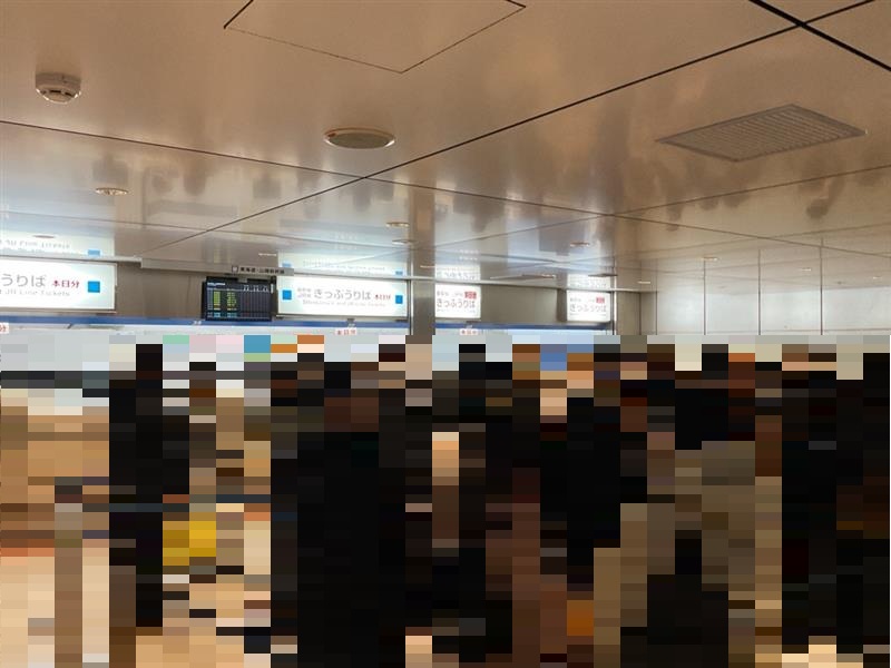 JRC_Tokyo_Sta's tweet image. 11:30現在 東京駅の混雑についてお知らせします。
【改札口内の当日分きっぷうりば】
南乗換・中央乗換ともに大変混雑しています。切符のお買い求めまでお時間がかかります。
【南乗換・中央乗換改札口（入口）】
多くのお客様で混雑しています。乗換改札口通過にお時間がかかります。#東京駅 #混雑